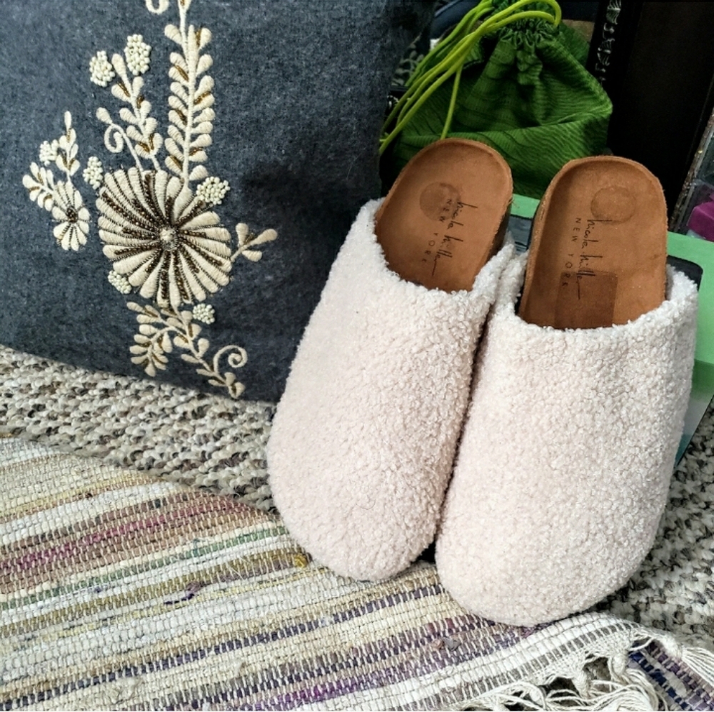 *NWOT* Nicole Miller Faux Fur Clog